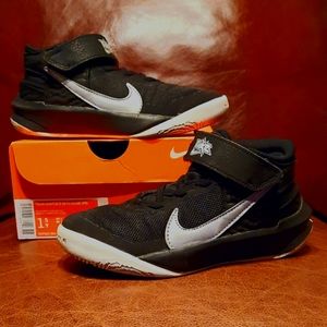 Nike Hustle Flyease size 1.5Y
